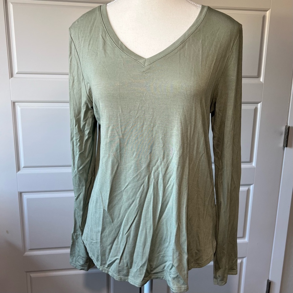 Tahari Long Sleeve V-Neck T-Shirt Casual Everyday Top‎ Comfy Green Medium